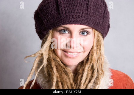 Jeune femme avec des dreadlocks portant chapeau brun Banque D'Images