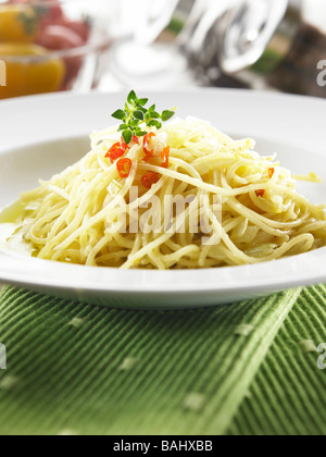Assiette de spaghetti aglio olio prêt à manger Banque D'Images