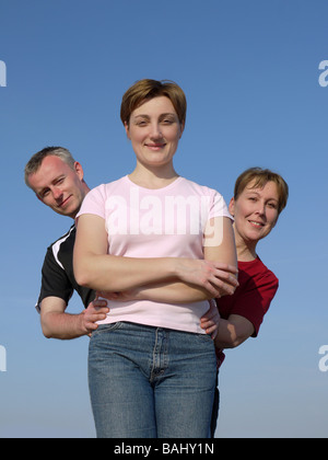 Portrait de trois jeunes amis avec deux à l'origine tourné plus de ciel bleu Banque D'Images