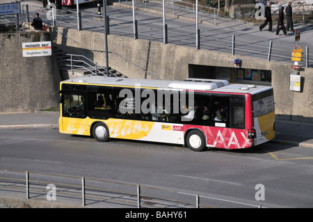 Près de Flims Laax montrant la navette de bus traversant la vallée suisse Banque D'Images