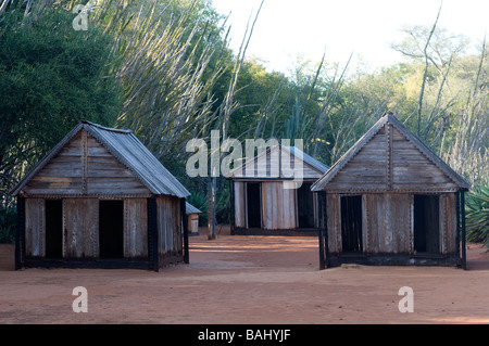 Cimetière traditionnel dans le sud de Madagascar Afrique Madagascar réserve privée de Berenty Banque D'Images