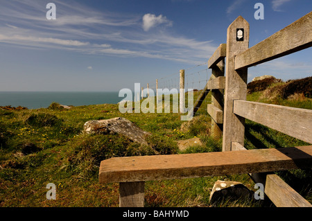 Stile et signpost entre Abereiddy et Whitesands Bay sur la côte de Pembrokeshire Wales UK Banque D'Images