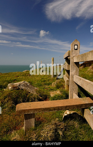 Stile et signpost entre Abereiddy et Whitesands Bay sur la côte de Pembrokeshire Wales UK Banque D'Images