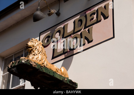 UK Gloucestershire Forêt de Dean Cinderford High Street Golden Lion pub sign Banque D'Images