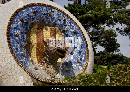 Fontaine dragon mosaïque Liceu Barcelona Banque D'Images