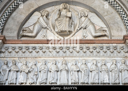 Fieze sculpté de Jésus, anges et saints sur l'entrée de la cathédrale, la Piazza San Martino de Lucques, Toscane, Italie. Banque D'Images