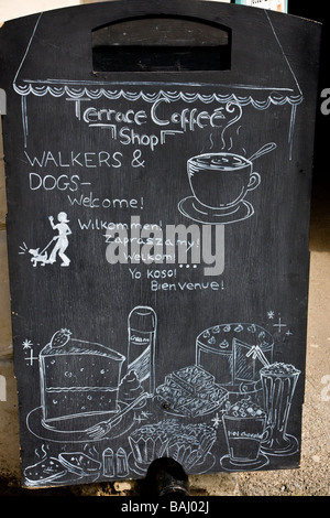 Conseil de 'bienvenue' en six langues à l'extérieur d'un coffee shop à Helmsley, Yorkshire du Nord. Banque D'Images