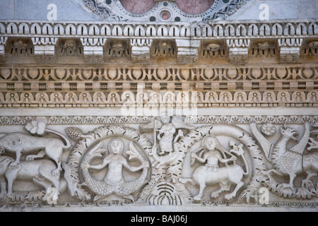 Sculpté d'une frise décorative sur la Chiesa di San Michele in Foro à la Piazza San Michele, Lucca, Toscane, Italie Banque D'Images