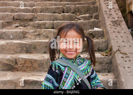 Souriante jeune fille h'mong noir à SAPA, Vietnam Banque D'Images