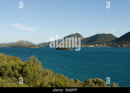 La magnifique côte Dalmate avec forêt et certains bateaux à voile Croatie Europe de l'Est Banque D'Images