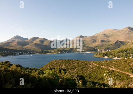 La magnifique côte Dalmate avec forêt et certains bateaux à voile Croatie Europe de l'Est Banque D'Images