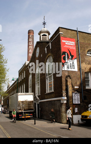 Marché d'arrière-cour et la Old Truman Brewery Brick Lane London Avril 2009 Banque D'Images