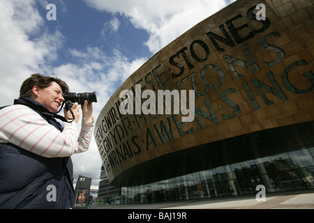 Ville de Cardiff, Pays de Galles. Dame avec le photographe Jonathan Adams conçu Wales Millennium Centre à l'arrière-plan. Banque D'Images