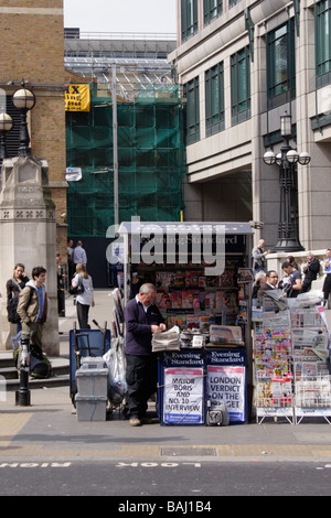 Kiosque à l'extérieur de la gare de Liverpool Street, London le 23 avril 2009 Banque D'Images