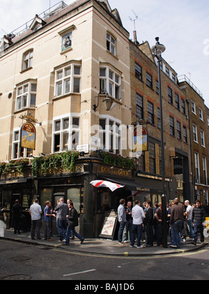 Le chien et le canard pub Soho Londres Avril 2009 Banque D'Images