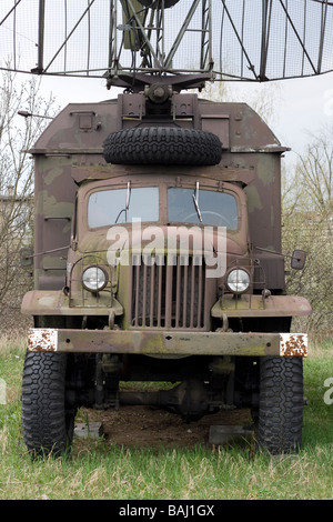 Vieux camion militaire russe avec radar Banque D'Images