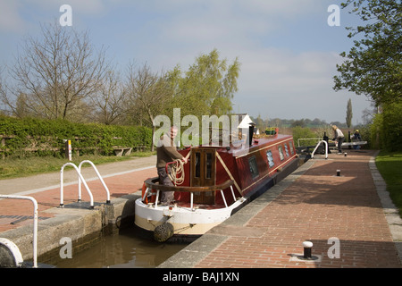 Grindley Brook Whitchurch Shropshire England UK homme Avril 15-04 direction en haut de l'escalier de blocage sur le canal de Llangollen Banque D'Images