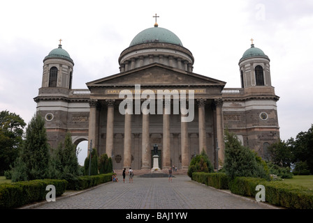 Cathédrale d'Esztergom en Hongrie du nord ville par le Danube Banque D'Images