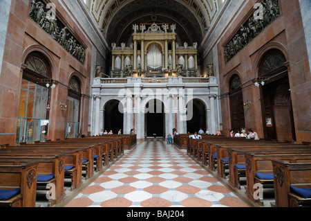 Cathédrale d'Esztergom en Hongrie du nord ville par le Danube Banque D'Images