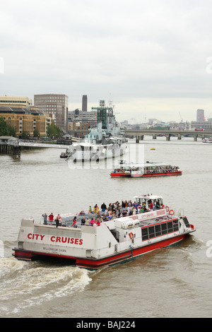 City Cruises, l'aube du millénaire plaisir cruiser sur la Tamise, Londres, Angleterre, Royaume-Uni Banque D'Images