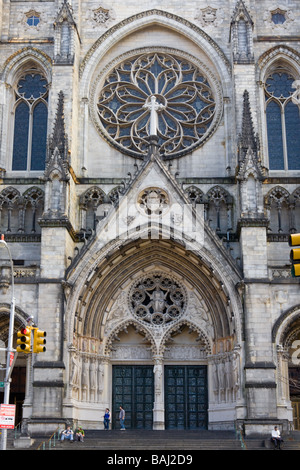 Porte de l'entrée principale de la cathédrale de touristes nains Saint John the Divine à New York City Banque D'Images