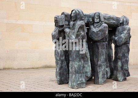 Sculpture en bronze de six moines exerçant son cercueil s st Cuthbert. La ville de Durham County Durham Angleterre Royaume-uni Grande-Bretagne Banque D'Images