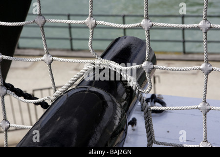 Un canon sur le pont du HMS Warrior à Portsmouth UK. Banque D'Images