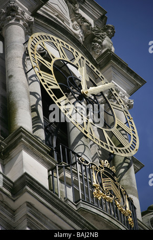 Ville de Cardiff, Pays de Galles du Sud. Vue rapprochée de la tour de l'horloge de l'Hôtel de ville de Cardiff au sud face à l'altitude. Banque D'Images