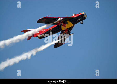 La 'Red Bull' MiG-17 défile à un meeting aérien. Banque D'Images