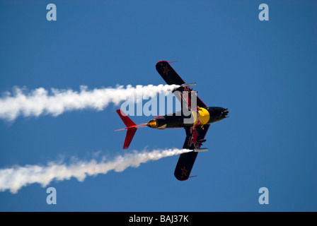 La 'Red Bull' MiG-17 défile à un meeting aérien. Banque D'Images