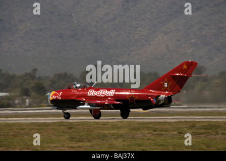 La 'Red Bull' MiG-17 Les taxis sur la piste à un meeting aérien. Banque D'Images