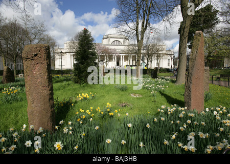 Ville de Cardiff, Pays de Galles du Sud. Dans le cercle de pierre Gorsedd Gardens, avec le Musée National de Cardiff dans l'arrière-plan. Banque D'Images