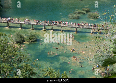 Les gens de baignade dans le parc national de Krka Vue de dessus la Croatie l'Europe de l'Est Banque D'Images