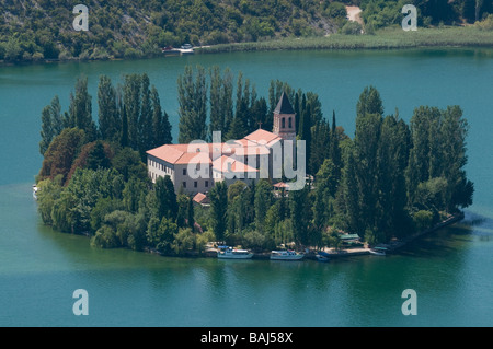 À l'église séparée de l'île petit parc national Krka Croatie Europe de l'Est Banque D'Images