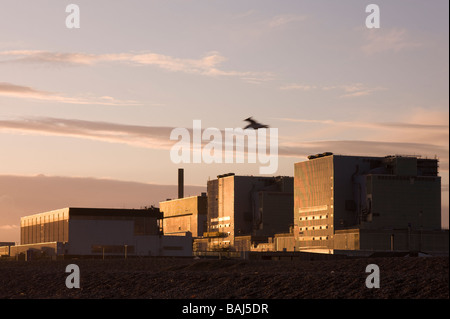 Centrale nucléaire de Dungeness au crépuscule, Kent, UK Banque D'Images