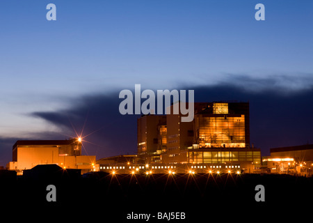 Centrale nucléaire de Dungeness la nuit, Kent, UK Banque D'Images