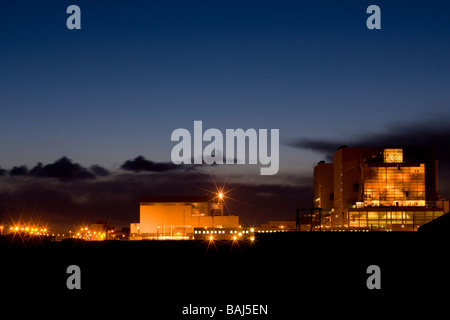Centrale nucléaire de Dungeness la nuit, Kent, UK Banque D'Images