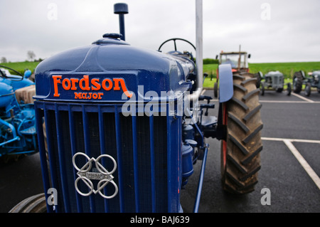 La calandre avant et d'un insigne d'un vintage bleu Fordson tracteur agricole montrant un badge Diesel Perkins Banque D'Images