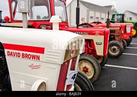 Nombre de tracteurs de ferme vintage alignés dans un parking. Banque D'Images