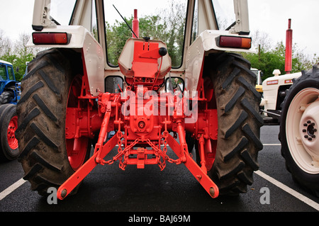 Arrière d'un tracteur de ferme d'époque montrant les pneus, attelage et prise de force Banque D'Images