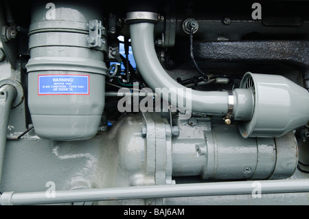 Côté d'un tracteur Massey Ferguson gris moteur Diesel Perkins Banque D'Images