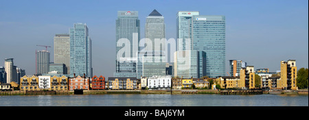 Des bureaux de gratte-ciel et des appartements au bord de la rivière dans la zone de développement de Canary Wharf, dans les Docklands de l'est de Londres, à côté de la Tamise, à l'île des chiens Banque D'Images