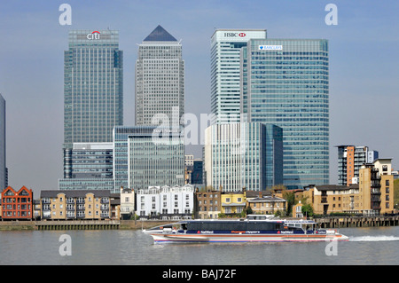 Bureaux en hauteur et appartements en hauteur au bord de la rivière Canary Wharf zone de développement dans l'est de Londres Docklands River Thames sur l'île de Dogs Angleterre Royaume-Uni Banque D'Images