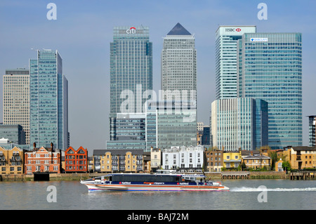 Logos de banques sur les bureaux de gratte-ciel et les appartements au bord de la rivière dans la zone de développement de Canary Wharf Londres Docklands River Thames clipper bus Londres Angleterre Royaume-Uni Banque D'Images
