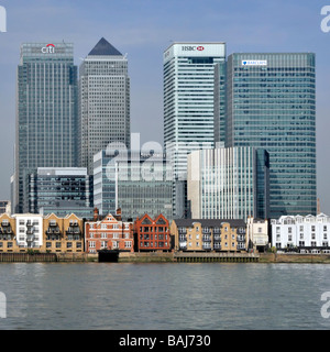 Bureaux en hauteur et appartements au bord de la rivière dans la zone de développement de Canary Wharf dans les Docklands de l'est de Londres, à côté de la Tamise sur l'île de Dogs au Royaume-Uni Banque D'Images