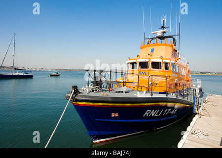 Canot amarré au siège de la RNLI Poole Dorset Banque D'Images