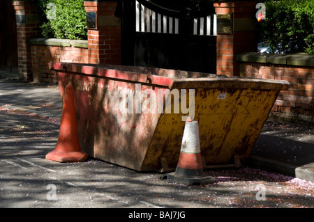 Skip to trash rubbish junk scrap conteneur jetable peut disposer des déchets élimination vider l'élimination des déchets, enfouissement bin uk taxes fiscales budge Banque D'Images