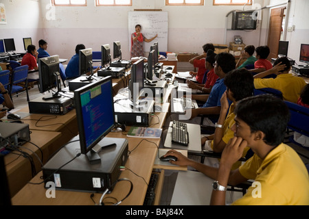 Les élèves d'une classe à l'école d'informatique à Hazira, près de Surat. Le Gujarat. L'Inde. Banque D'Images