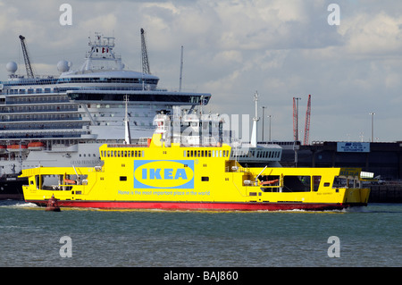 Publicité IKEA peint pour couvrir l'IOW ferry roro Osprey rouge passant le Grand Princess Cruise ship sur Southampton Water UK Banque D'Images