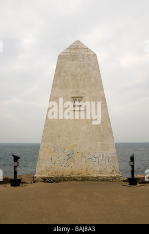 Obélisque de la Trinity House (1844), a été construit pour avertir d'un plateau de dangereux rocher submergé l'extension de 30 mètres sur la mer Banque D'Images